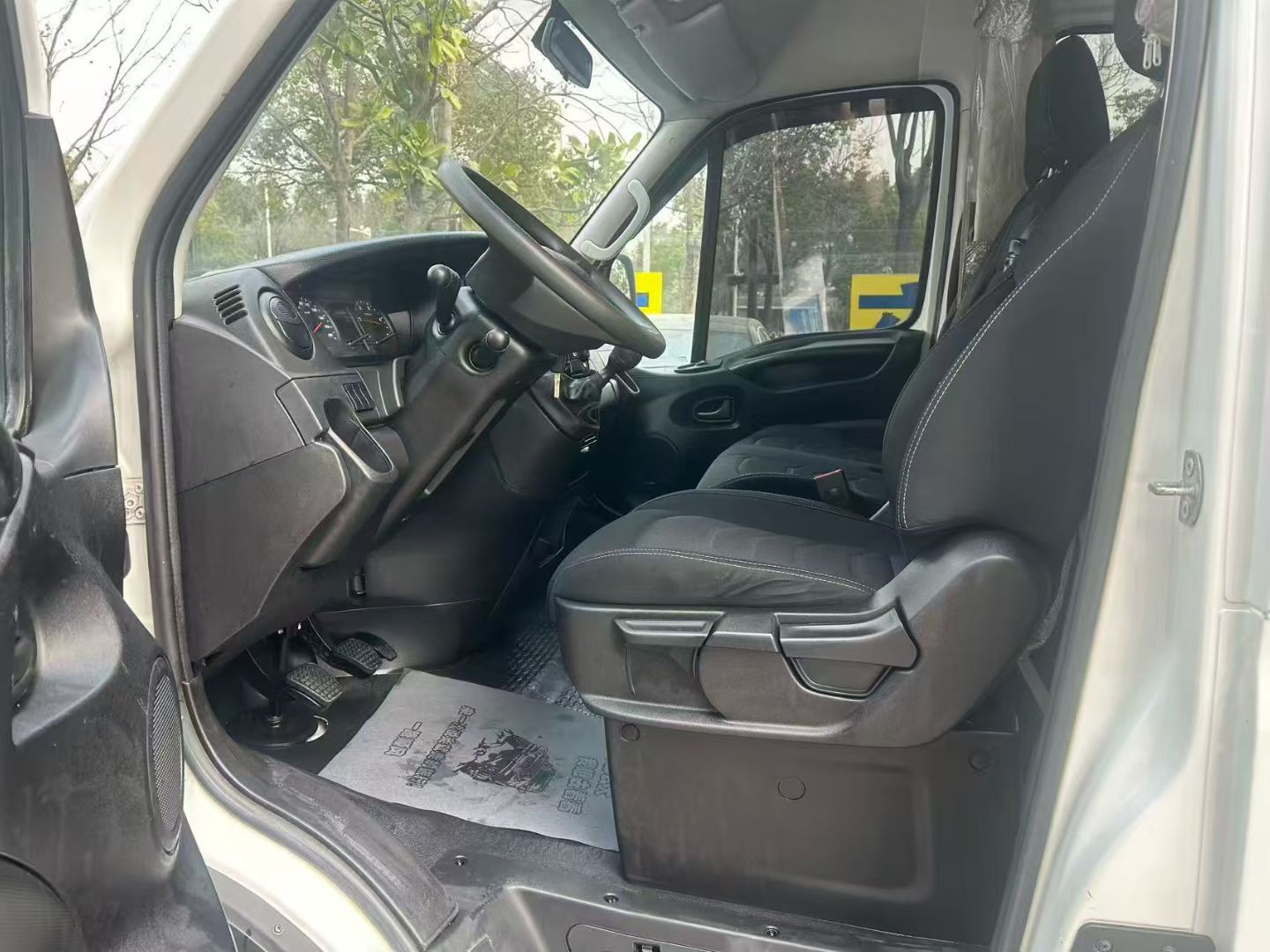 22年依维柯欧胜，短轴高顶柴油版，2.0t，原版原漆，5万多公里，准新车状态，价