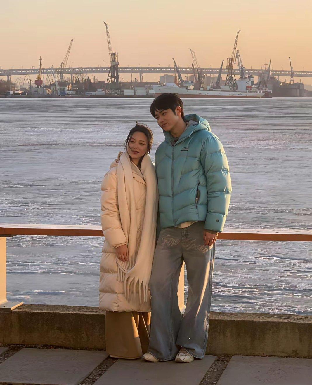 金莎与未婚夫在俄罗斯海边依偎看日落，状态超好超恩爱。 