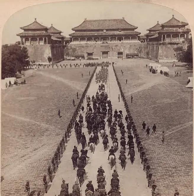 1900年10月，八国联军统帅瓦德西带领军官们准备进入紫禁城参观，士兵守卫在御道