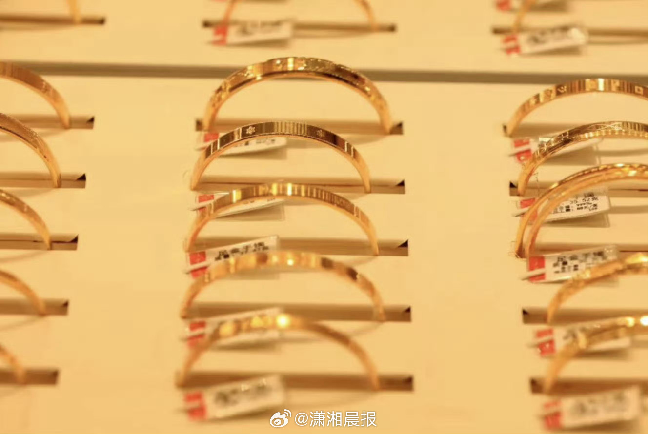 【老铺黄金迎排队潮，#市民排五小时队找代买买到老铺黄金#，#市民认为性价比高排队