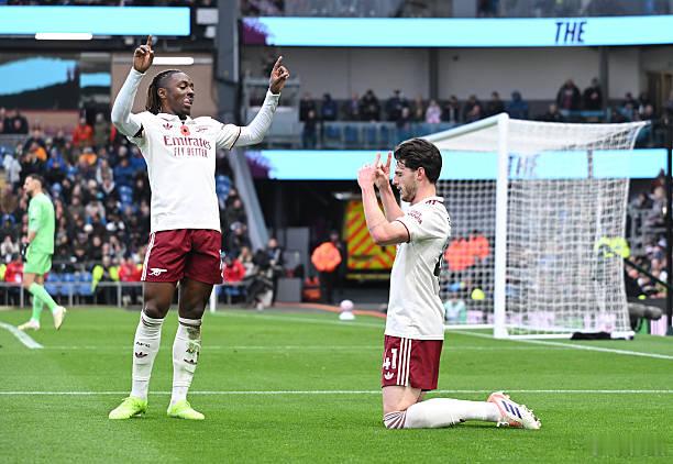 伯恩利vs阿森纳 莱斯进球后双手指天庆祝，这是在纪念他不久前去世的姑妈贝弗利。我