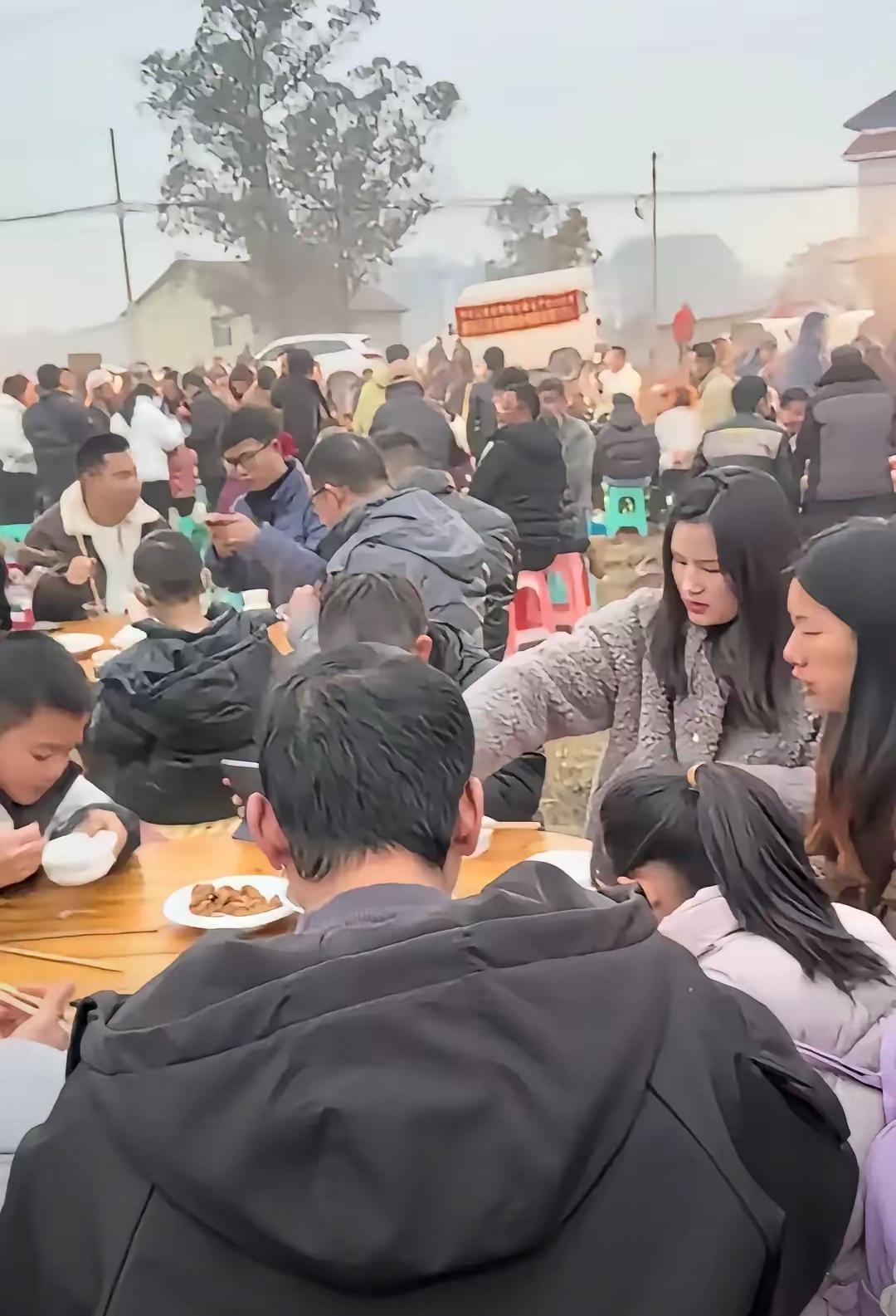 春晚无人问津，杀猪宴却火遍全网，这哪是大家不爱热闹了，分明是看透了“包装”，偏爱