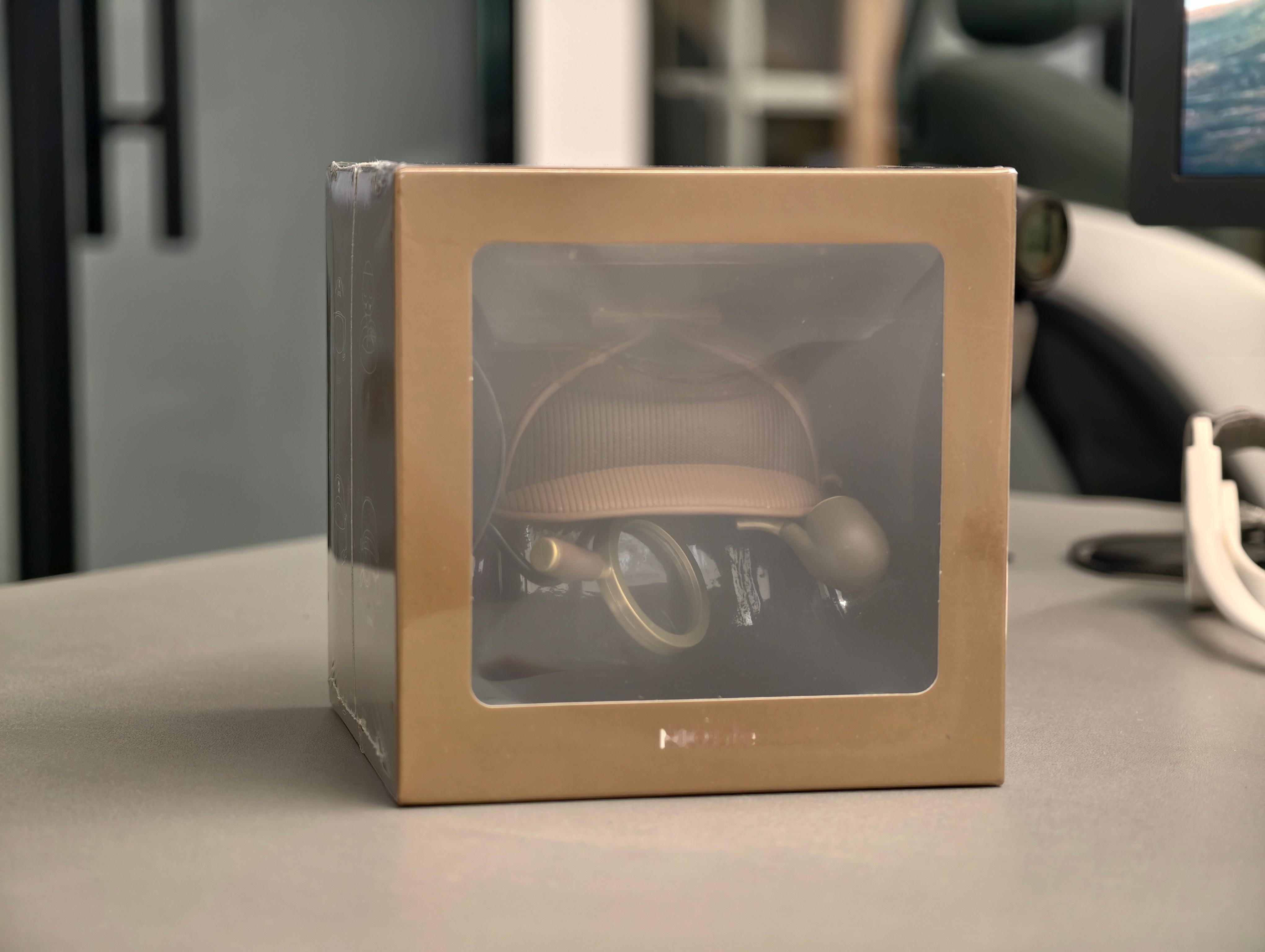 刚送去贴膜，就收到了这个。福尔摩 nomi？