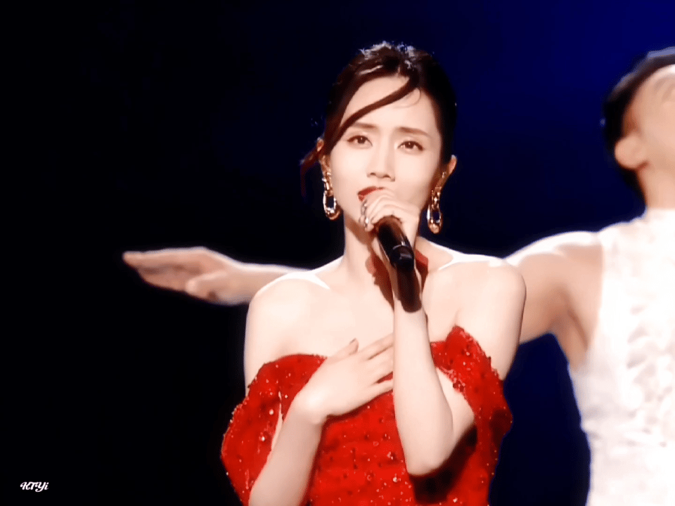 #刘惜君月光爱人致敬李玟#在庐山国际爱情电影周上， 一袭红裙惊艳登场，献唱李玟原