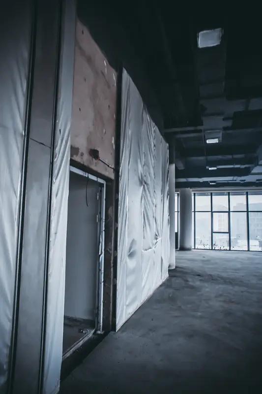 4月14日，陕西汉中宁强县房东反映其将门面出租后，前租客搬离时竟将店内门窗、灯具