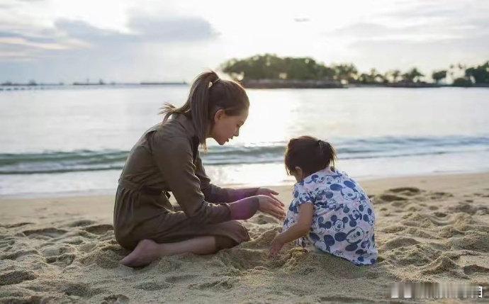昆凌陪女儿堆沙子  昆凌和女儿在海边一起堆沙子，女儿玩沙子专注可爱～ 