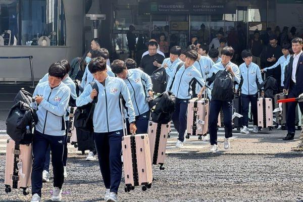 朝鲜女足队员抵达韩国
⚽由朝鲜内故乡女子足球队 27 名女运动员及 12 名随行