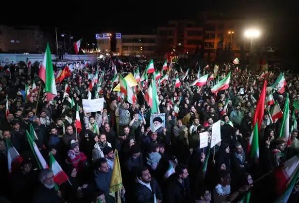 美伊双方都说自己胜利了
伊朗首都发生大规模庆祝活动，他们走上街头庆祝伊朗胜利，美