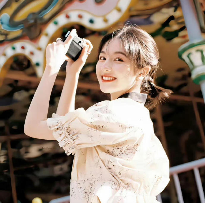 建议普通人都跟着李兰迪学超绝生命力拍照 