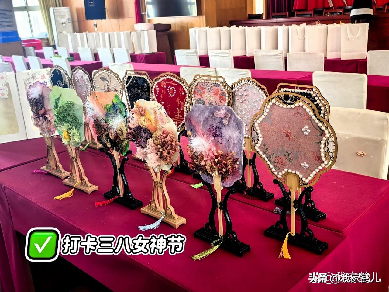 打卡三八女神节！
宋锦云扇轻摇，
扇骨是湘妃竹的魂魄，
总让人想起西子湖心的涟漪