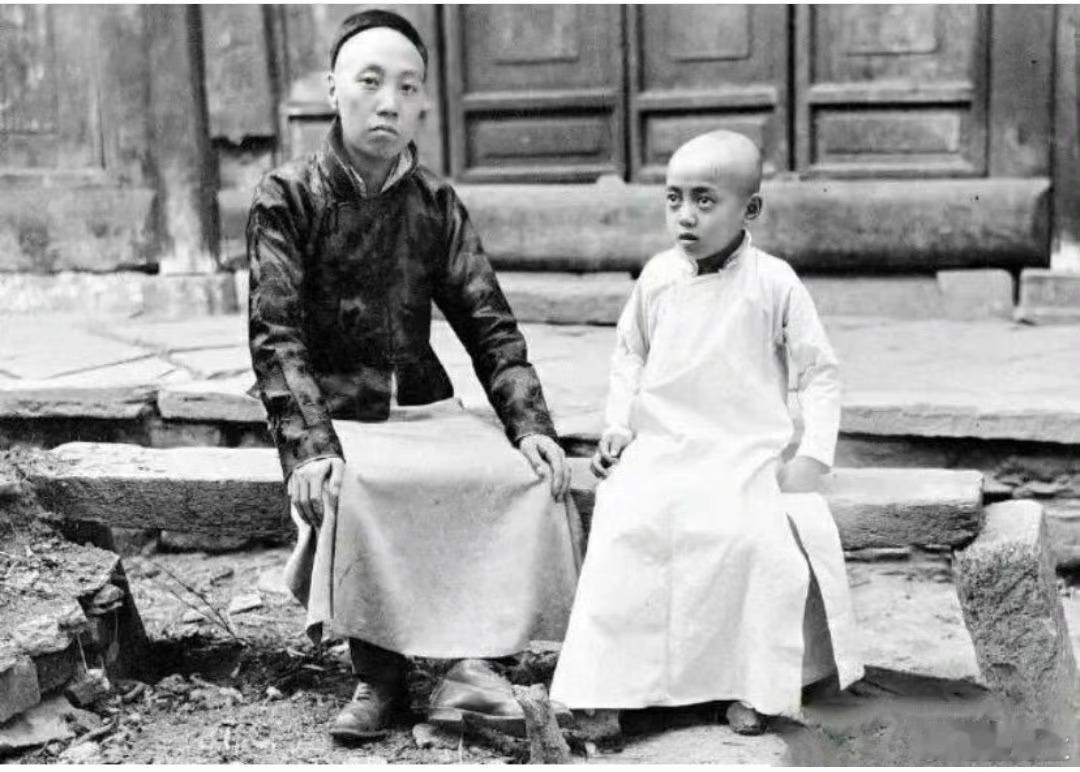 照片上的白衣少年，只有八岁。在之后漫长的岁月里，他勤奋、刻苦，为中国人民的伟大事