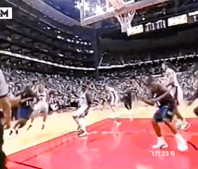 40岁的飞人乔丹丝滑的两个拉杆！

图1:NBA正式比赛中的拉杆，还是左手。
