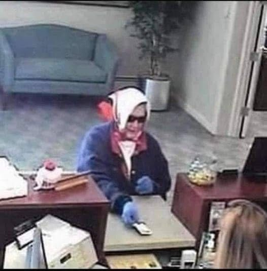 这位老太太把银行卡递给柜员说：“我想取10美元。”柜员告诉她：“取款金额低于10