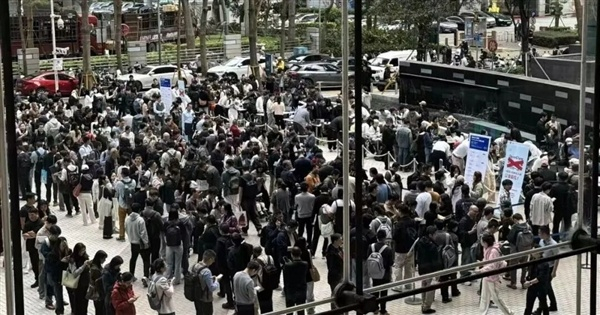 腾讯工程师在楼下免费安装OpenClaw 笑死，前几天还刷到说现在有很多500多