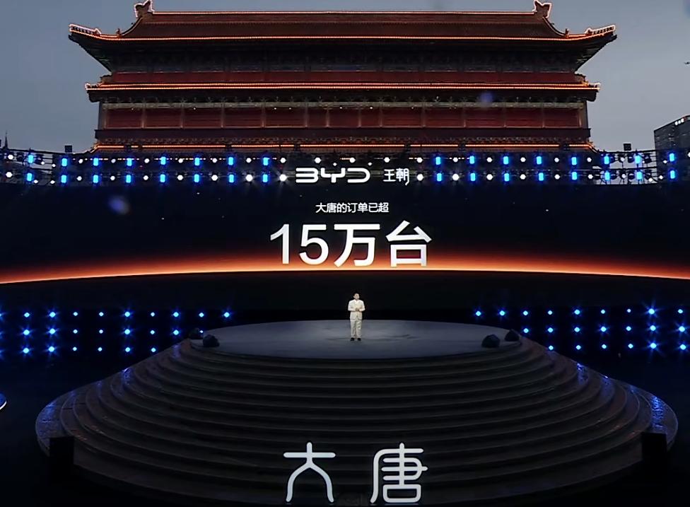 把行业历史数据拉出来比，才知道这成绩有多离谱！
同赛道旗舰SUV预售成绩单一览：