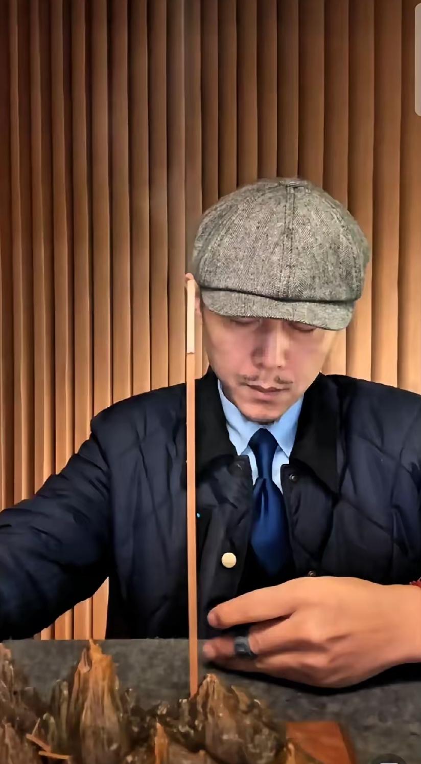 大冰在直播间里点了一道香，原因是因为张雪峰。
大冰自诉在下午就知道情况了，所以特