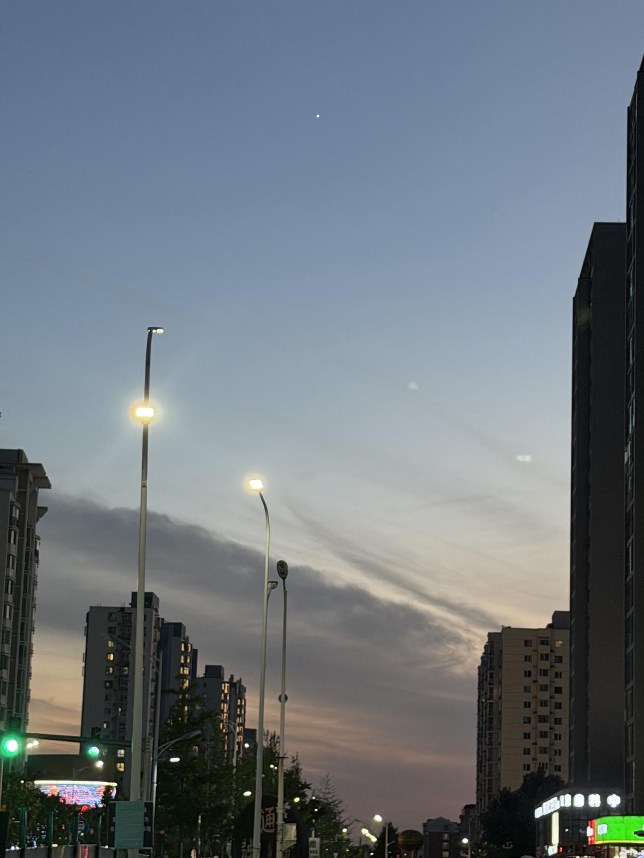 城市夜景，灯火阑珊，繁华都市的宁静夜晚。共同探索瑜伽 分享你随手拍的天空 快来分