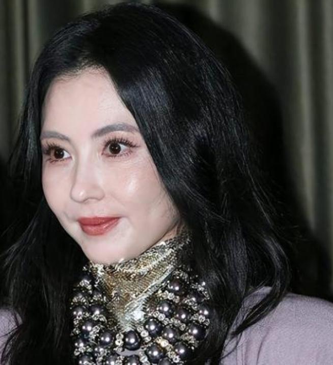 张柏芝近期有不少令人印象深刻的挂脖礼服造型，从杂志大片到品牌活动都有，整体风格偏