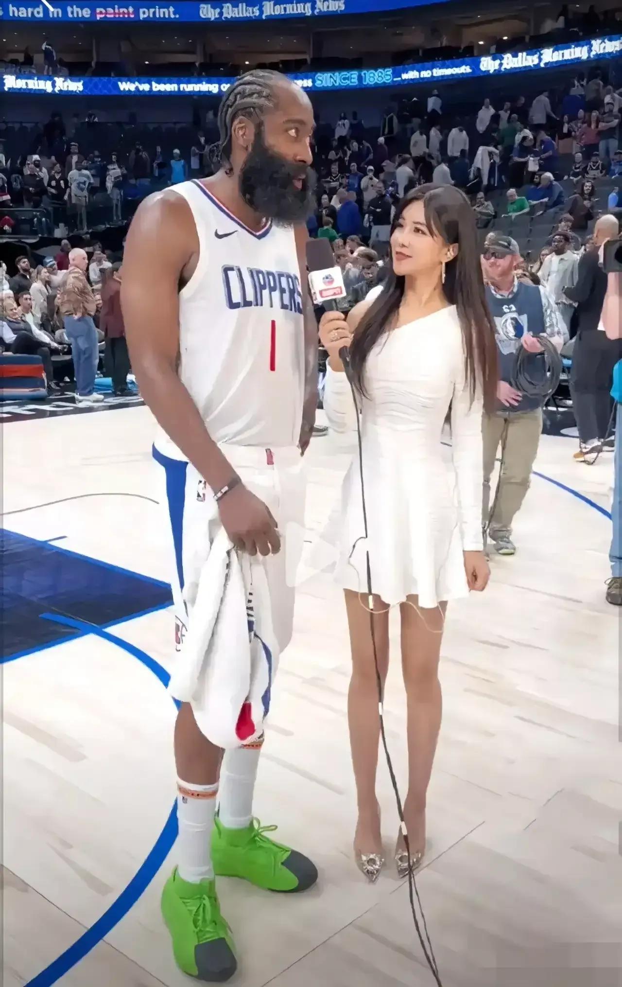 NBA赛场上，周玲安采访哈登，哈登看上去有点心不在焉。
周玲安身材高挑，颜值精致