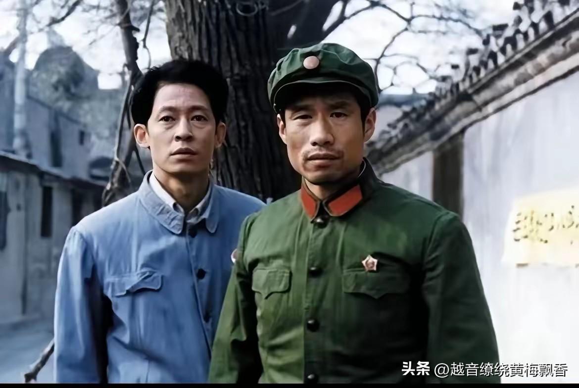 看了电影《抓特务》后，我感觉还不错，随后又看了一遍电视剧《无悔追踪》，发觉电视剧