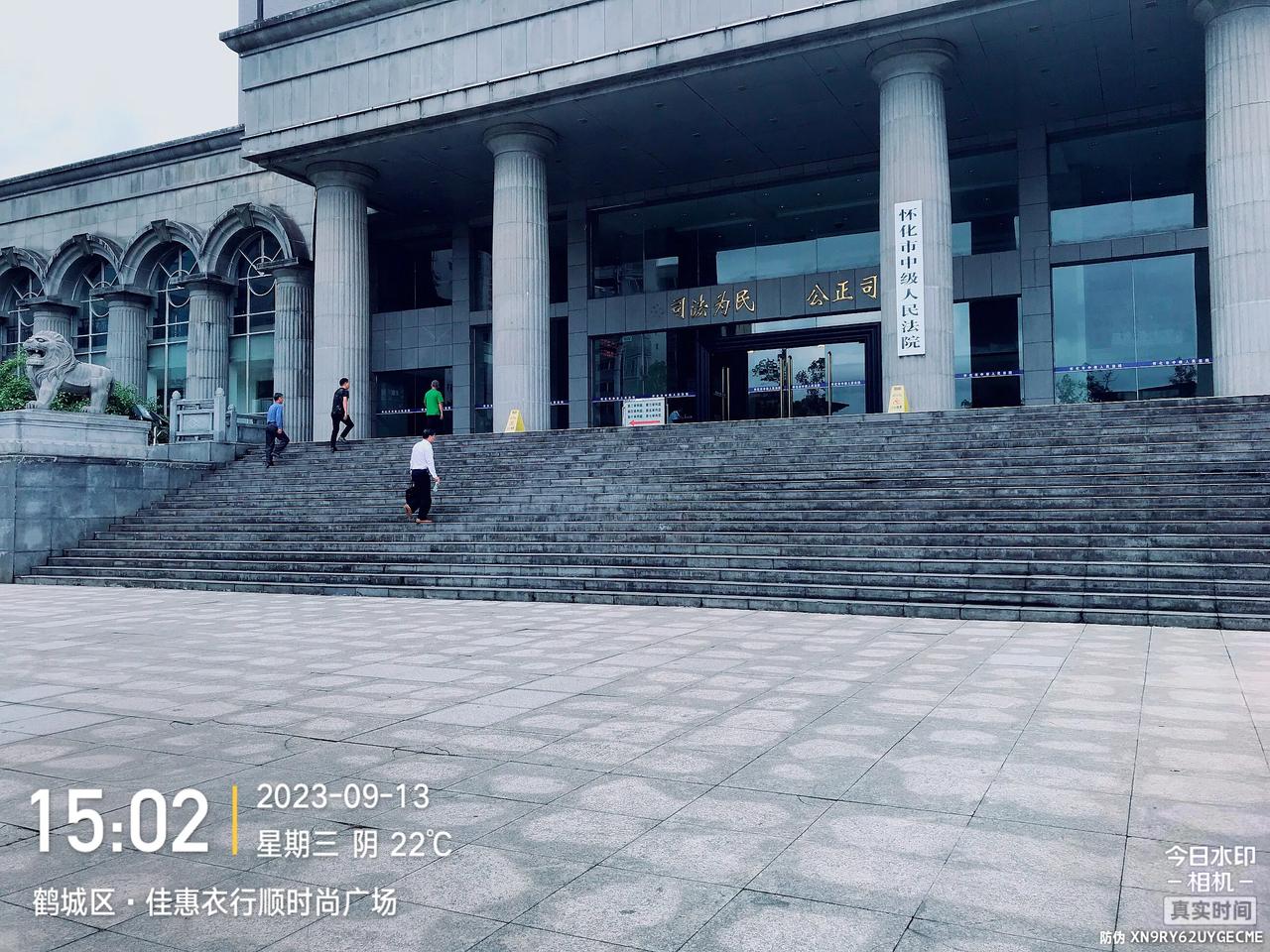律师执业笔记：开完庭，有点累，在这里坐会，什么都不想思考，发呆下吧。律师是需要看