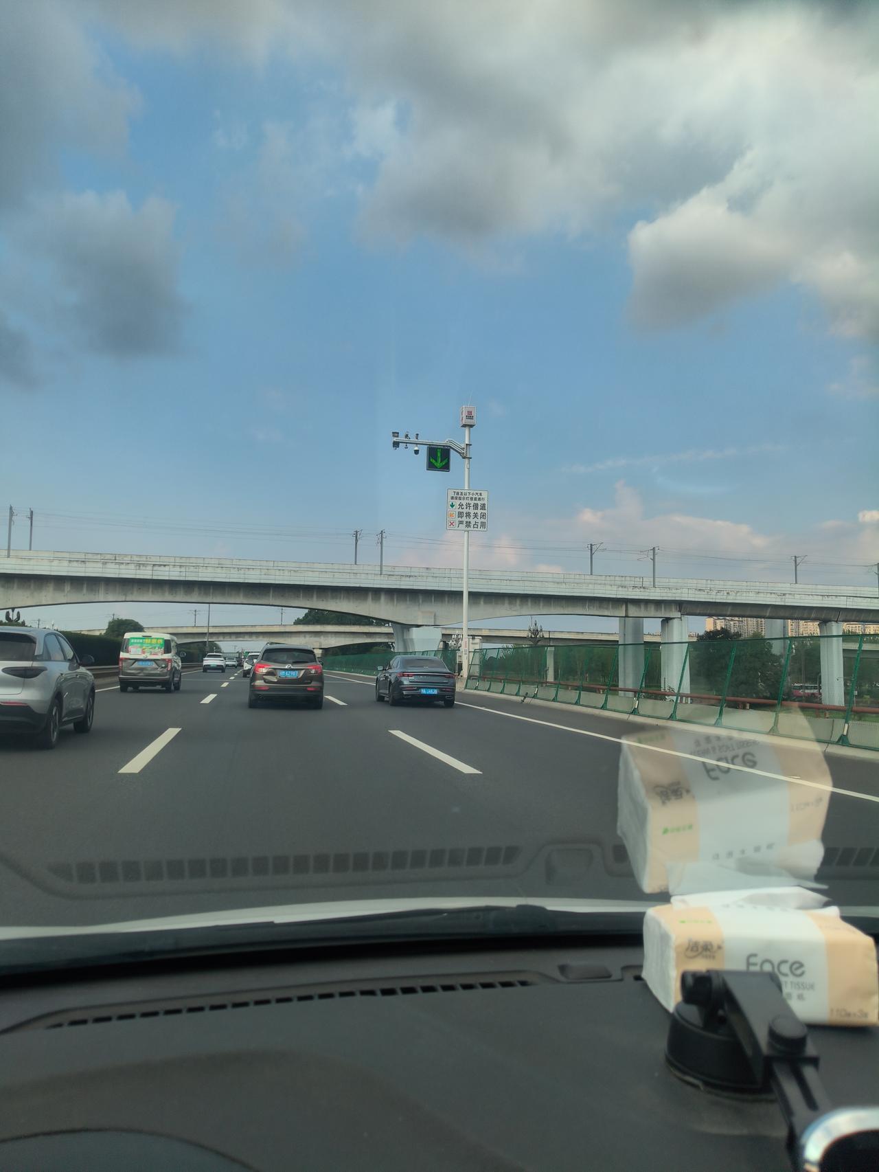 高峰期时，成都市绕城高速的通行能力显著提升。自限制货车在高峰时段驶入，且陆续允许