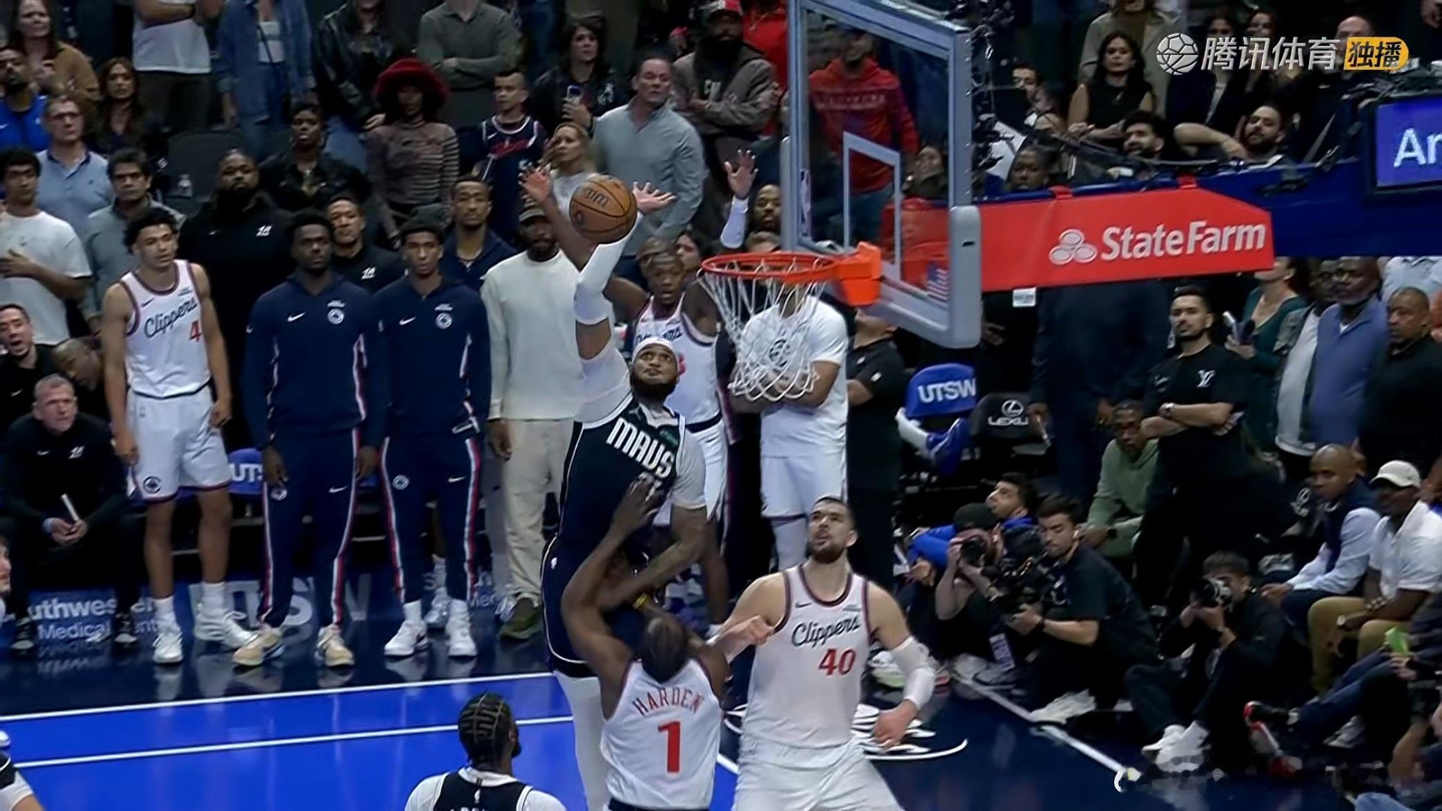 干扰球还是好帽？哈登突破上篮被加福德扇飞 裁判反复回看确认盖帽有效，快船独行侠进