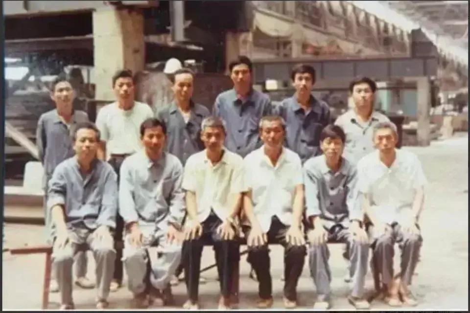 1982年，许家印一张合影，当时的他在河南舞阳工作，担任钢铁公司主任助理，仔细看