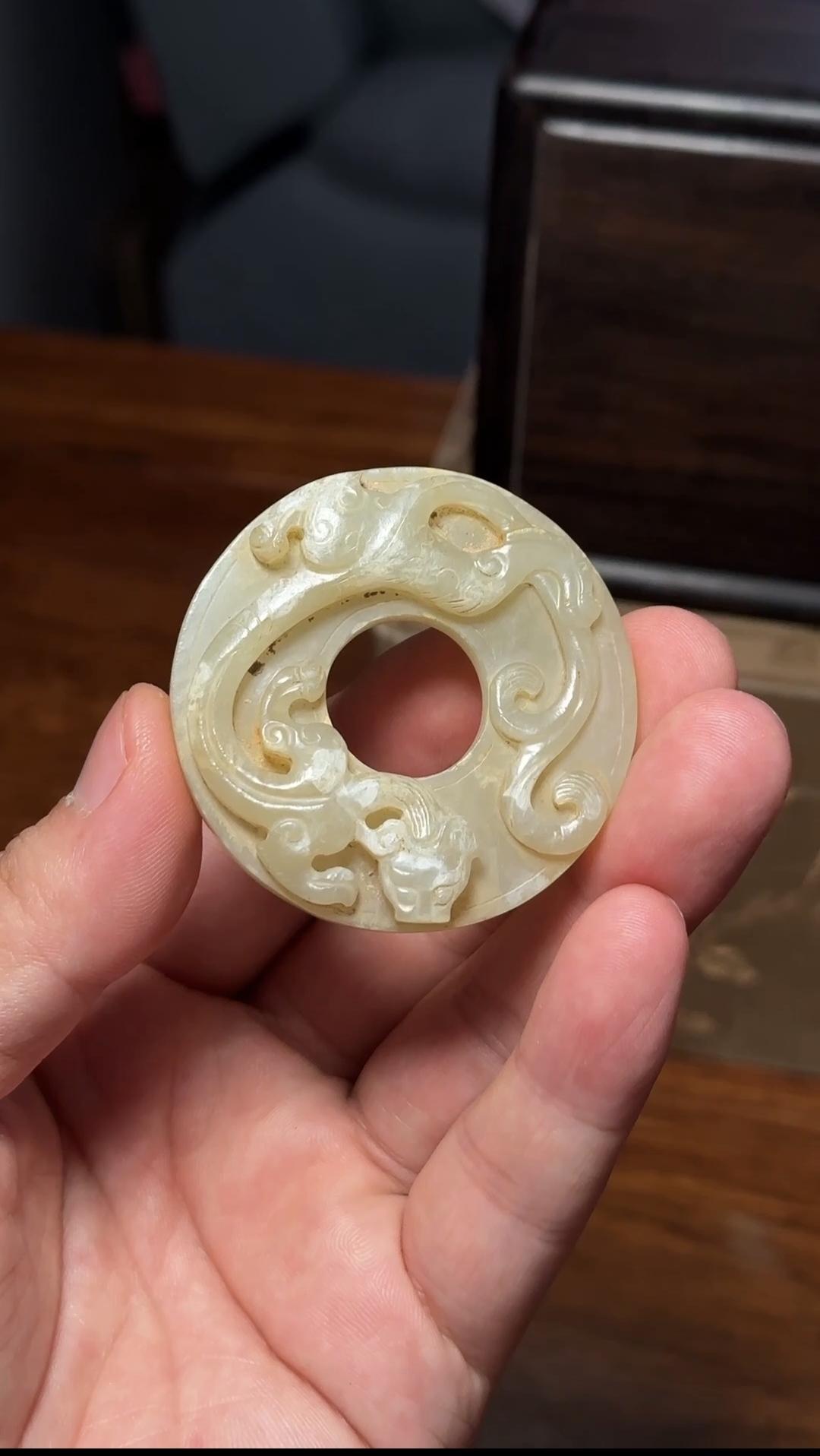 古玉最动人的地方，从来都不是冰冷的标价，而是它把几百年前的审美与温度，完完整整封