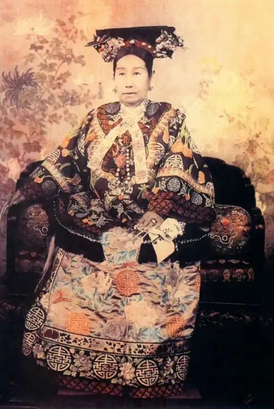 1983年，慈禧太后的棺椁再次被人打开，发现这位生前享受无数荣华富贵的老佛爷，死