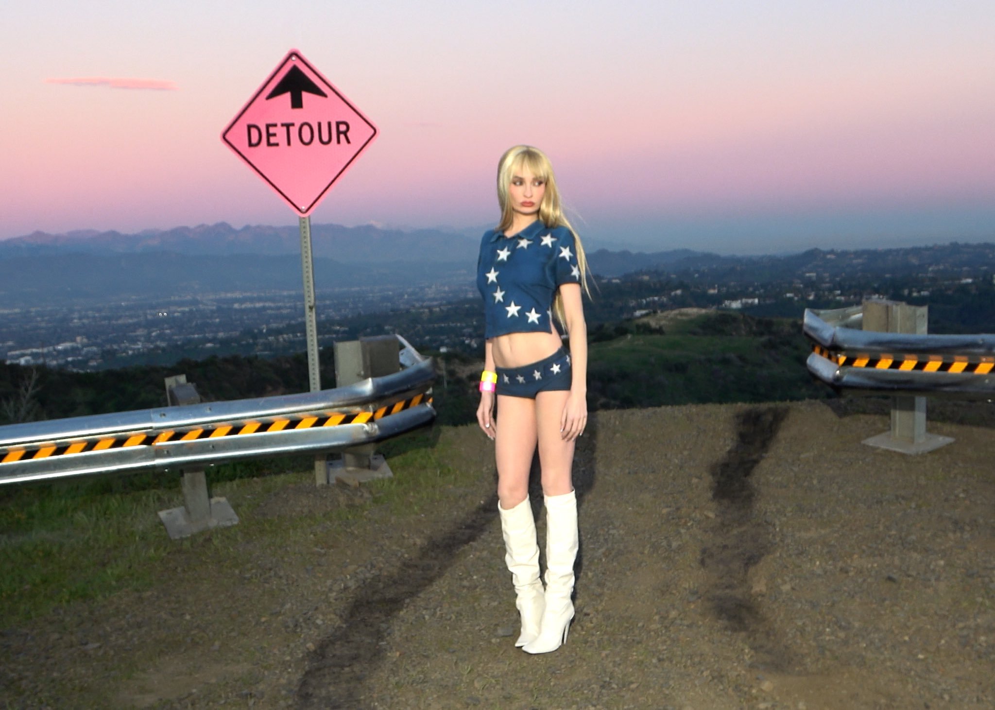 迷妹 Kim Petras 分享布兰妮蛇蝎冷门神曲《Inside Out》- 这