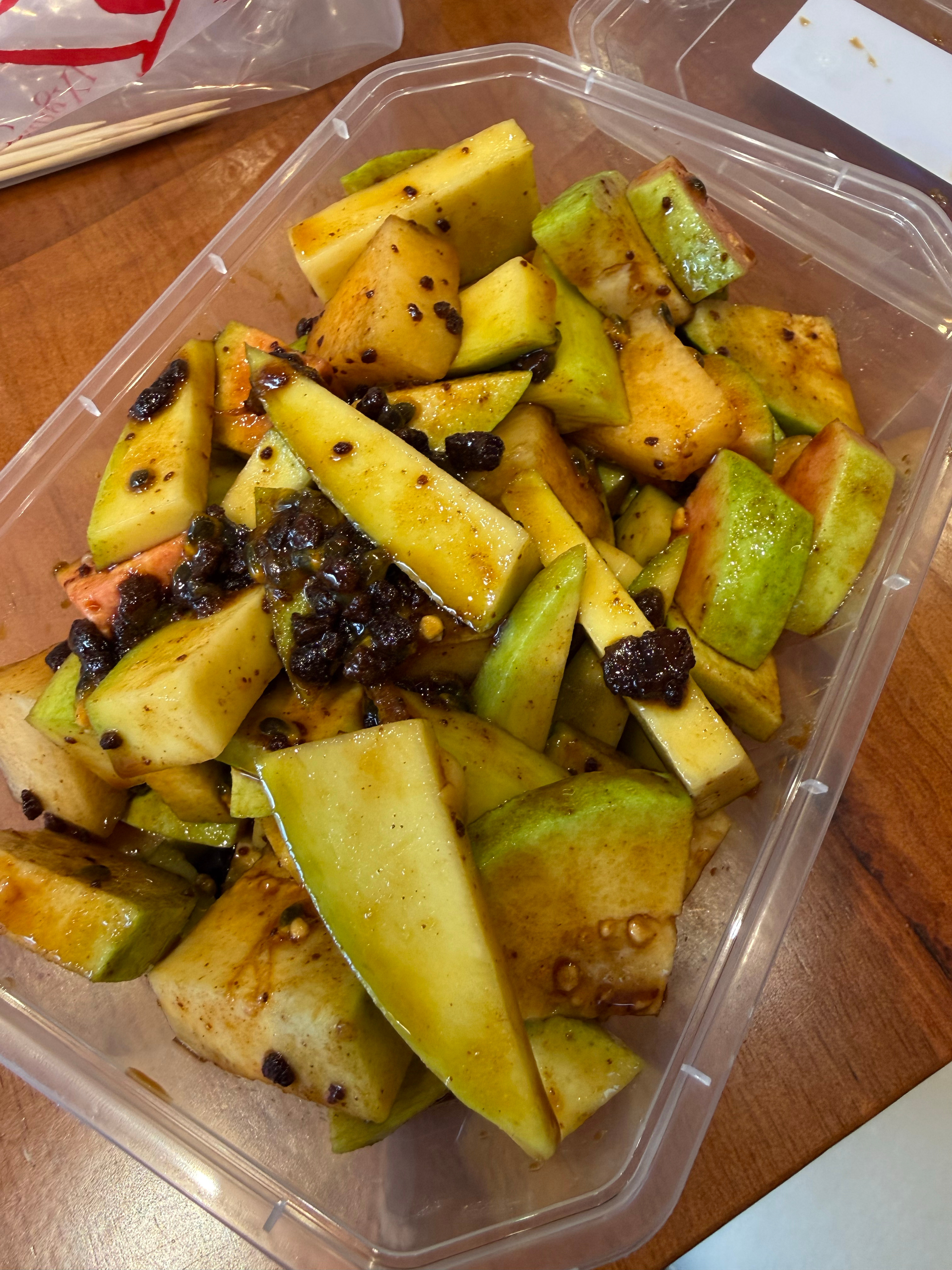 好好过大年初二走亲访友忙，烟火人间年年盛，患难与共情谊长。与你同举团圆酒，共祝前