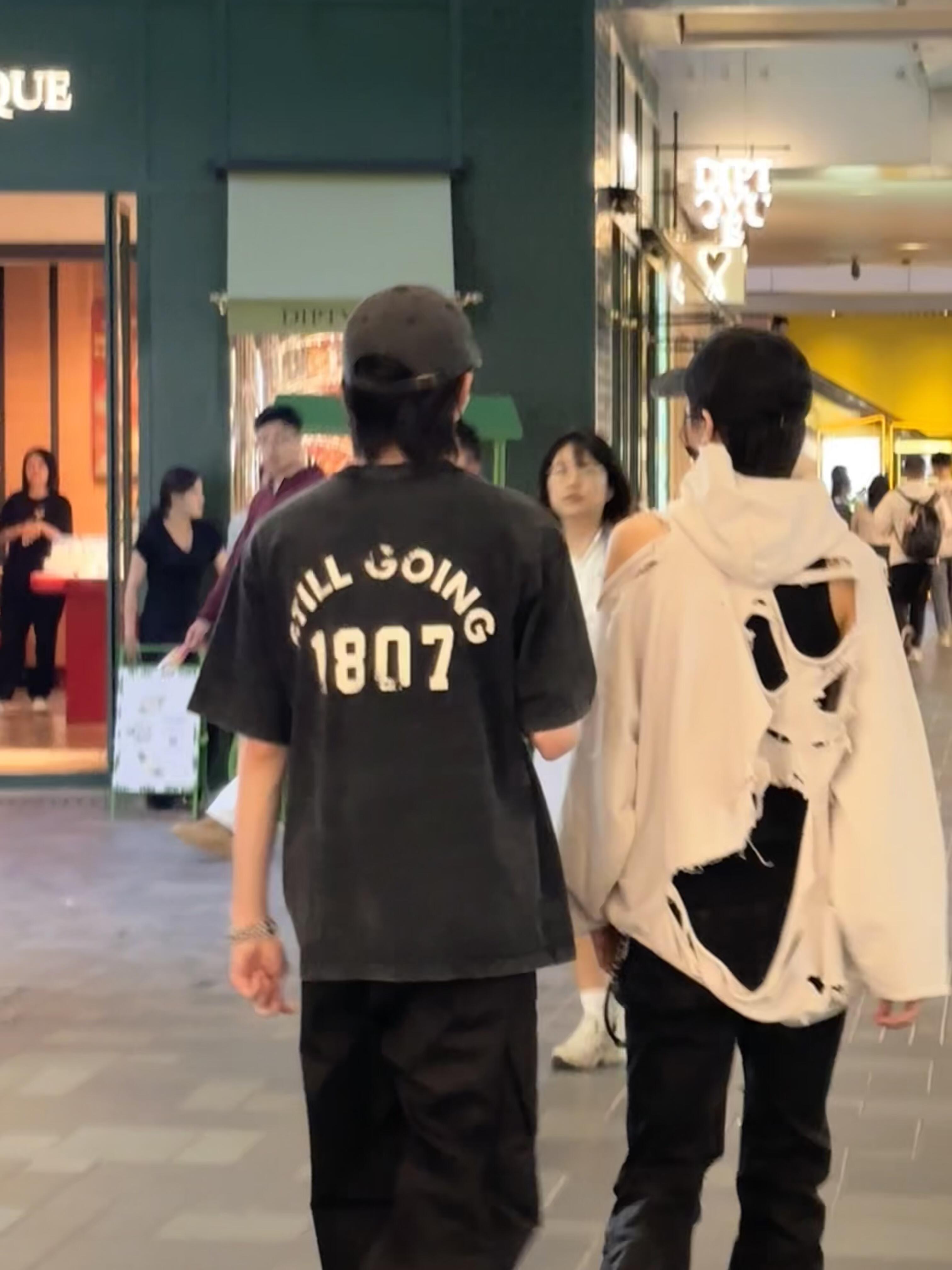 完全又高又瘦两条啊配的吓人😱 