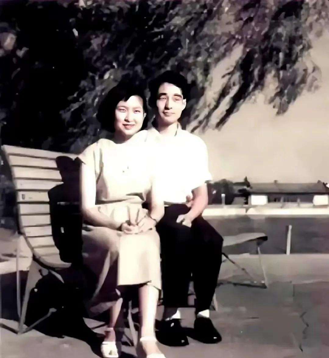 60年代初，李敏和孔令华的新婚照，这个女婿，毛主席很满意。看了这张照片，不得不说
