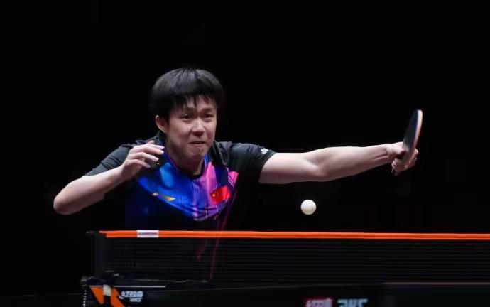 12月12日，WTT香港总决赛在中国香港红磡体育馆激战正酣，男单1/4决赛焦点对