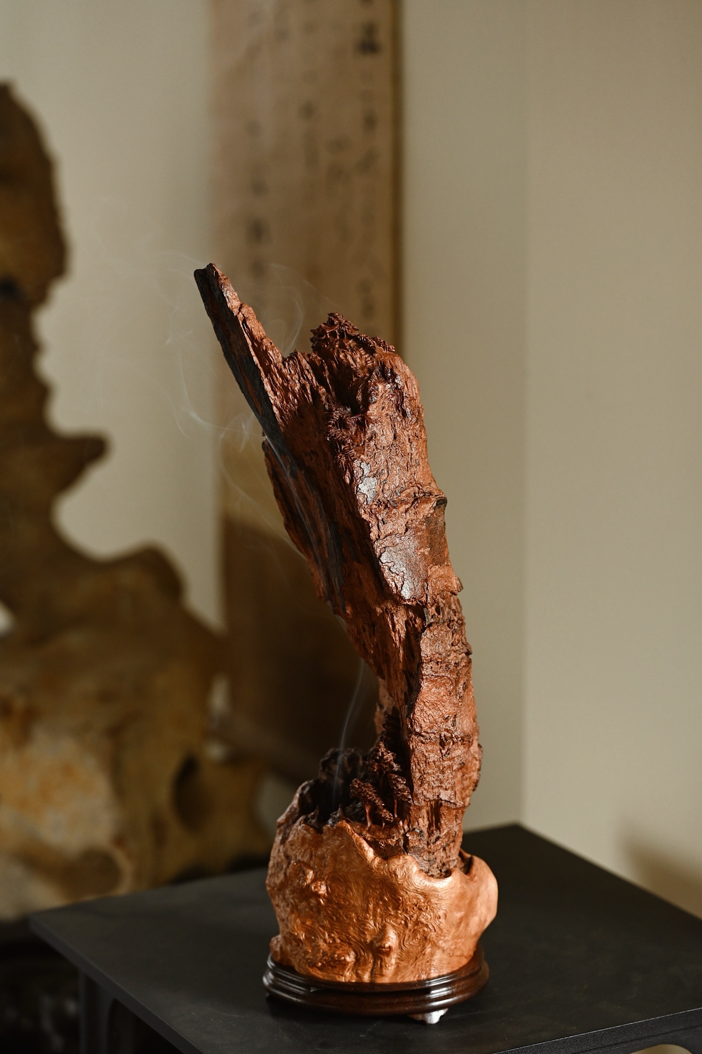 荔枝木 | 坐观山云 香炉循木之天姿，纹理细腻，雕层岩丘壑，苍松如盖，文士陶然。