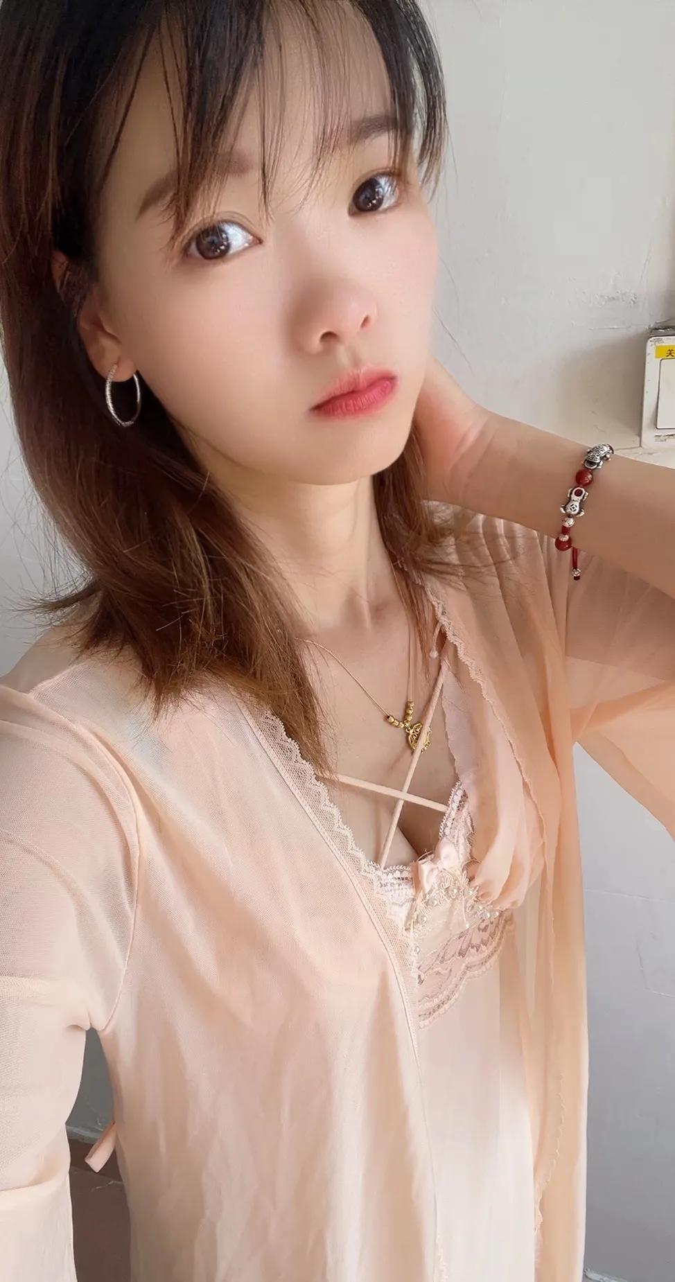 美人如花隔玉堂，黄卷青灯伴红妆。