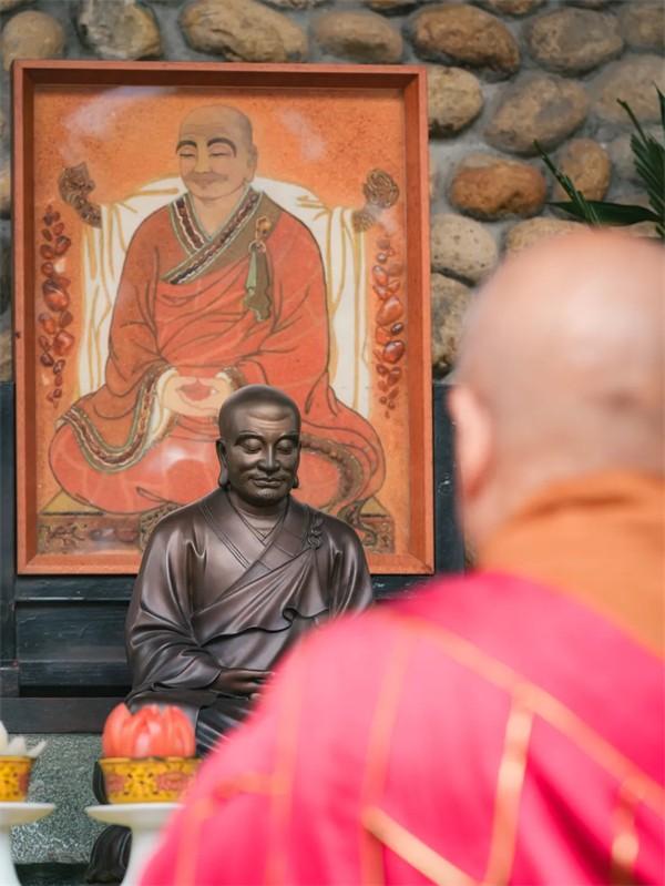 清明扫塔 | 最好的缅怀，就是延续他的遗风
东林寺融媒中心 2026-04-06