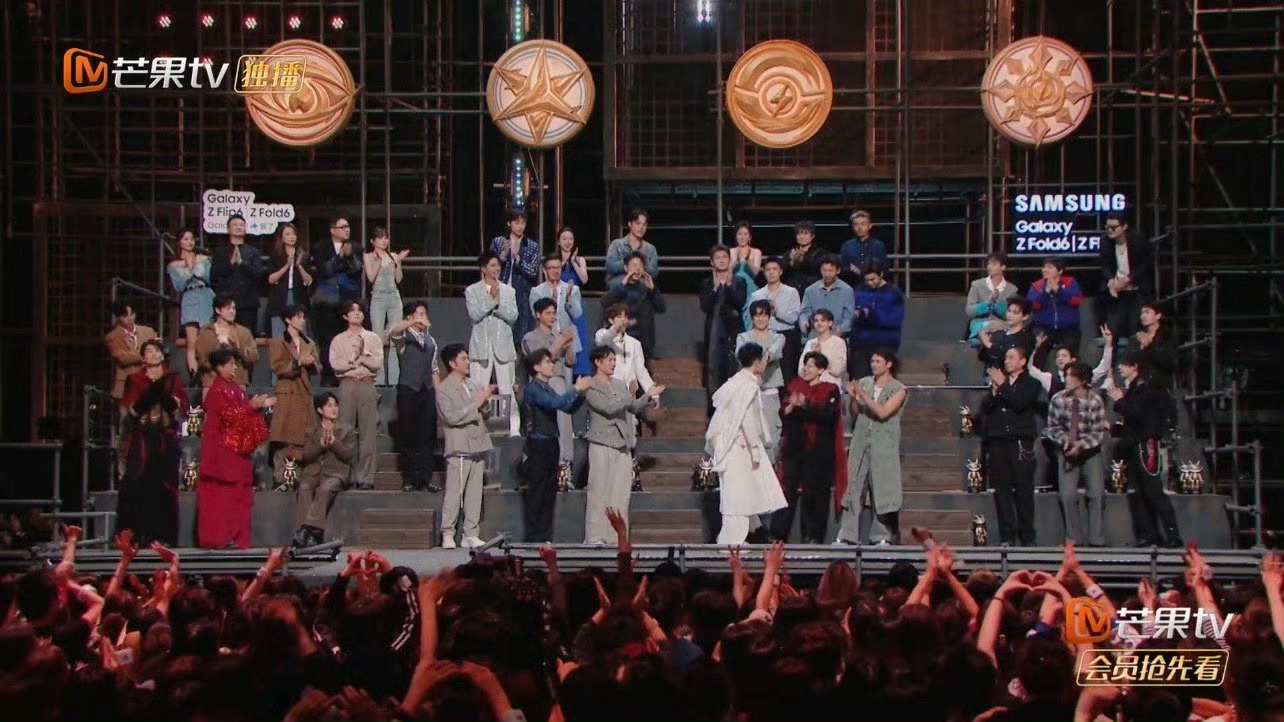 雅获得2024年度微博滚烫力量奖！恭喜雅，在这个充满激情与活力的世界里，我们不仅