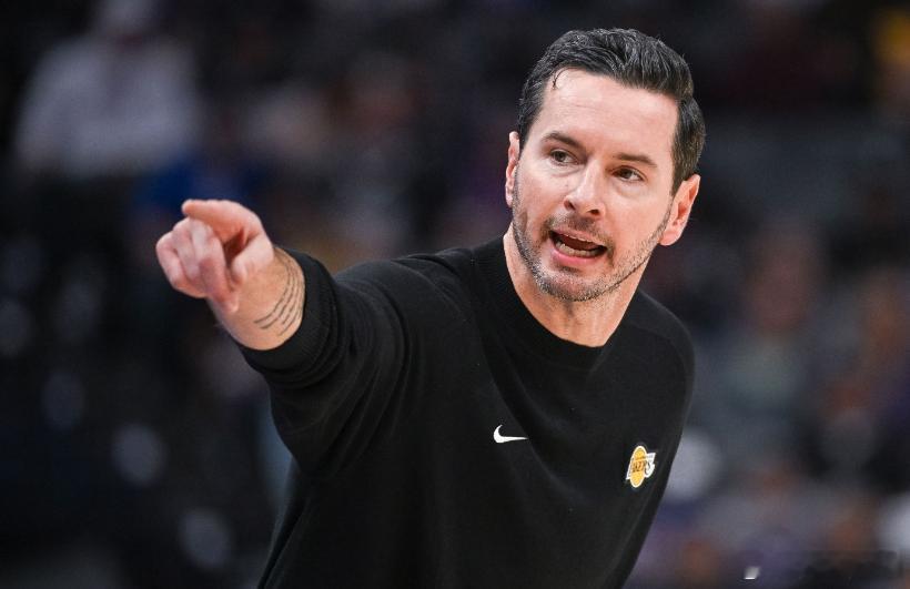 NBA常规赛，湖人半场52-53落后开拓者。前国手、解说曾令旭点评道：“这赛季雷