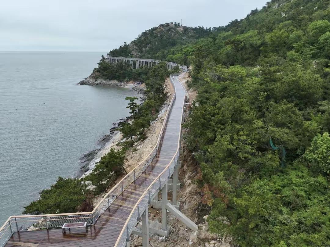 最近，连云港“西大堤西端 ——  西墅小沙湾”的一段滨海栈道火了（试开放，免费）