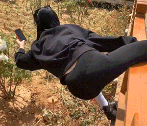 图1：为了拍出好看的照片，妹子也真是很拼了。
图2：该怎么形容呢，应该也算是车了