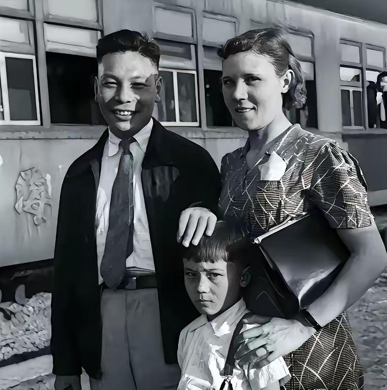 蒋经国在莫斯科留学，和冯玉祥女儿冯弗能谈恋爱，并发生关系，冯弗能是他的初恋。但他