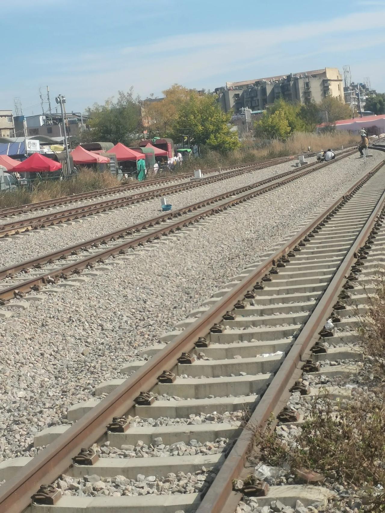 正昌金马水果市场这个边上有这么一个铁路，像原来的一个火车站似的，原来这个是米轨铁