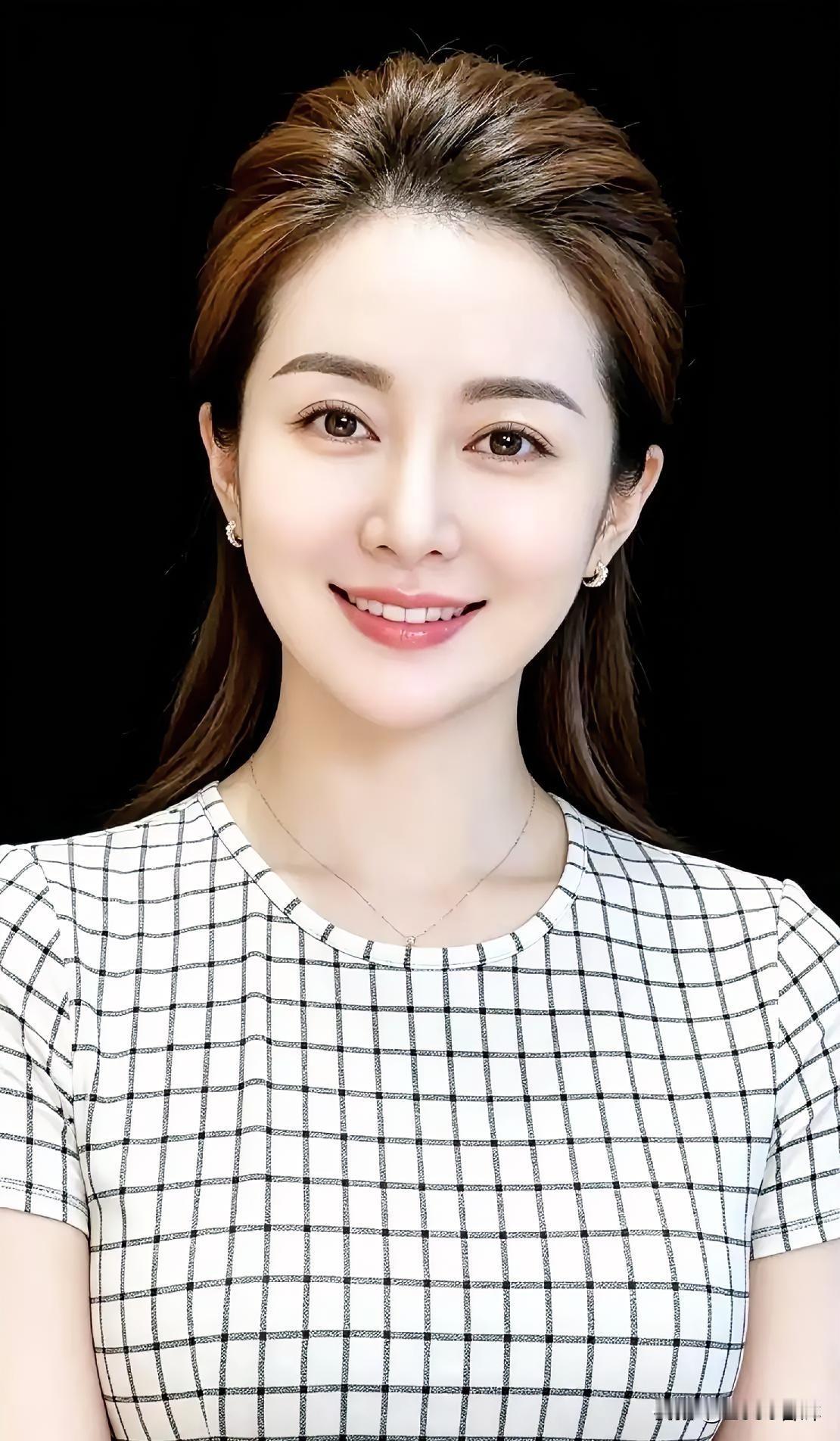 格子衫雅，浅笑温婉，气质知性柔和。