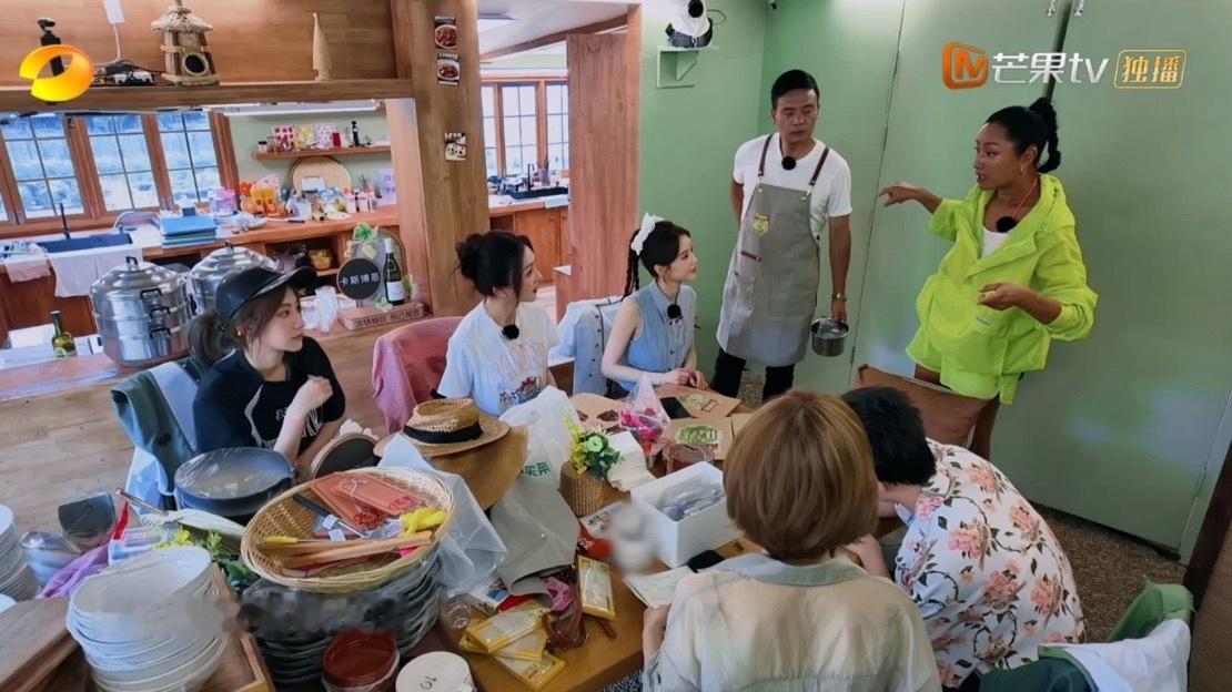 把瞿颖老师拍成黑人了这个摄像机光线角度，我的妈啊不说谁看得出来是瞿颖哈哈哈哈哈哈