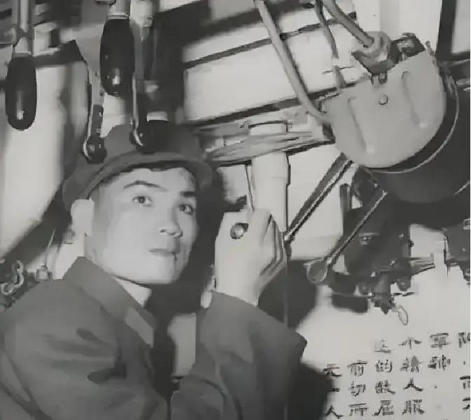 1971年，23岁的女干部李玉枝嫁给了一级战斗英雄，新婚之夜二人同房时，她竟然拿