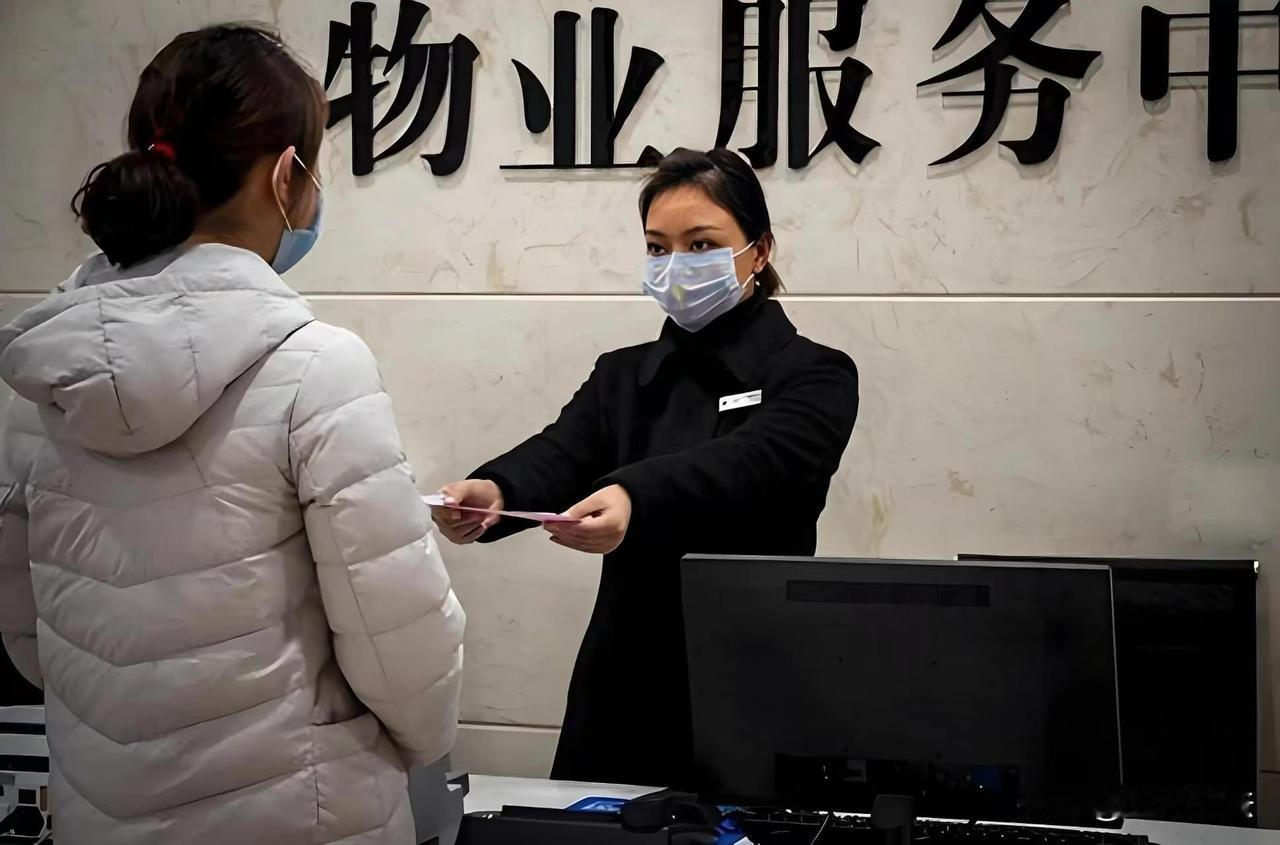 海南海口，小区的电梯经常发生故障，男子家房子漏水物业也不作为，他气不过，连续三年