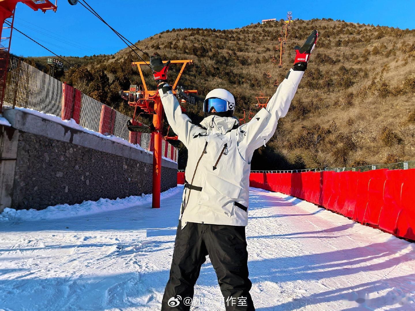 孙杨解锁滑雪的快乐 从泳道竞速到御雪飞驰~运动无界，心有热爱 更新社媒晒照，摘掉