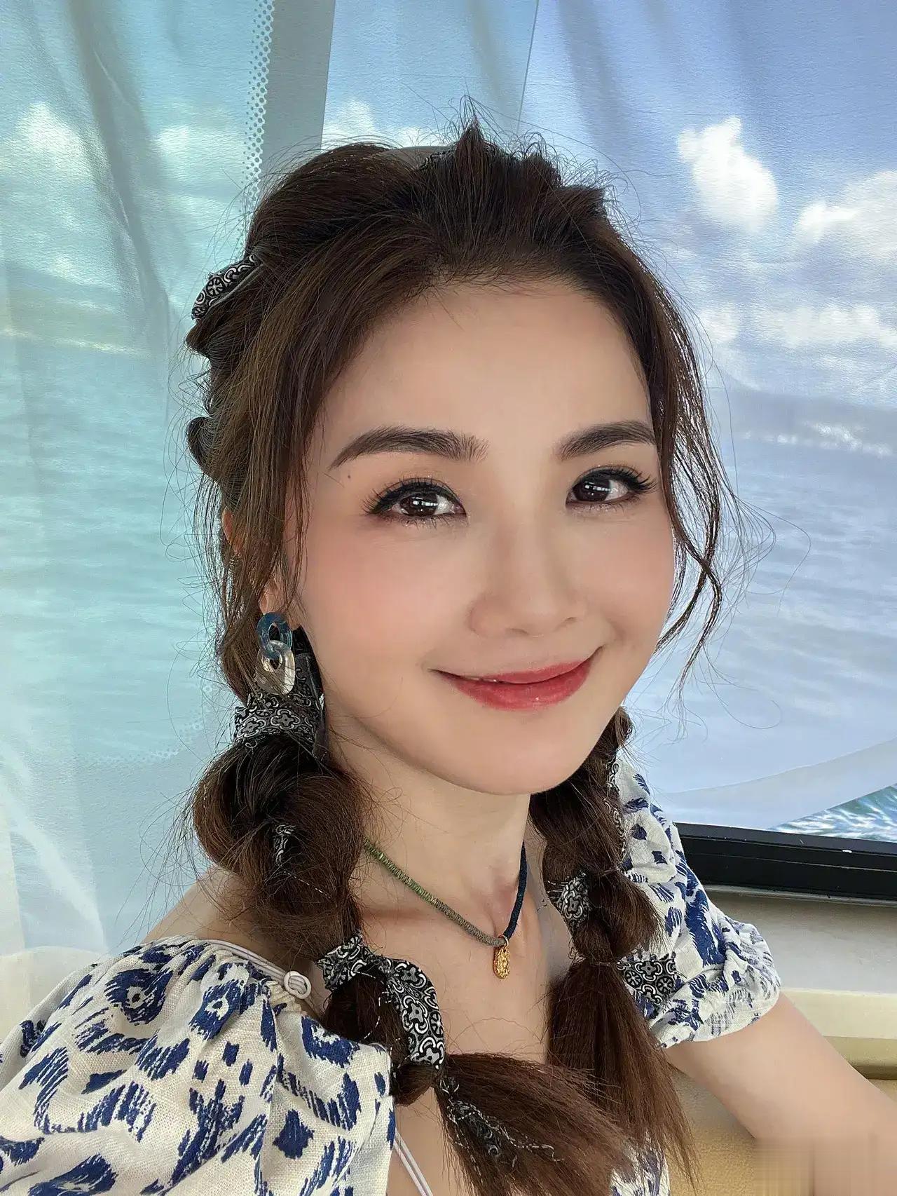 蔡卓妍和钟欣潼姐妹二人海边摆拍造型太惊艳了，蔡卓妍扎着两个小麻花辫，化着精致的妆